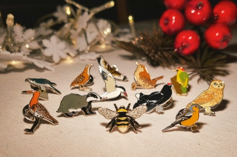 Box niespodzianka z 3 różnymi przypinkami (w świątecznym worerczku)