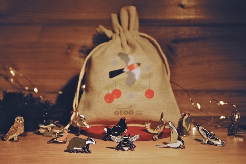 Box niespodzianka z 3 różnymi przypinkami (w świątecznym worerczku)